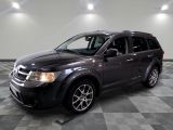 une photo d'une Dodge Grand Caravan noire garée sur un sol à damier