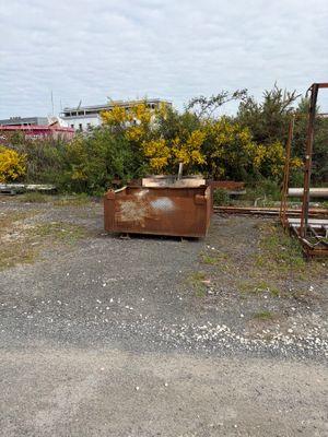 Un important lot de féraille (A L'EXTERIEUR).