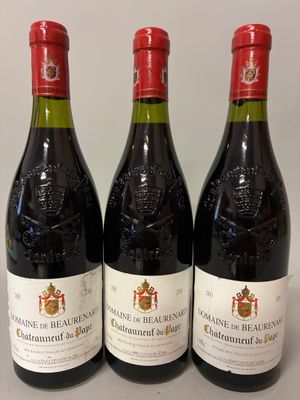 trois bouteilles de vin posées sur une table l'une à côté de l'autre