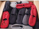 de nombreuses paires de chaussures rangées dans une boîte