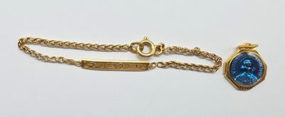 une photo d'un bracelet en chaîne dorée orné d'une pierre bleue