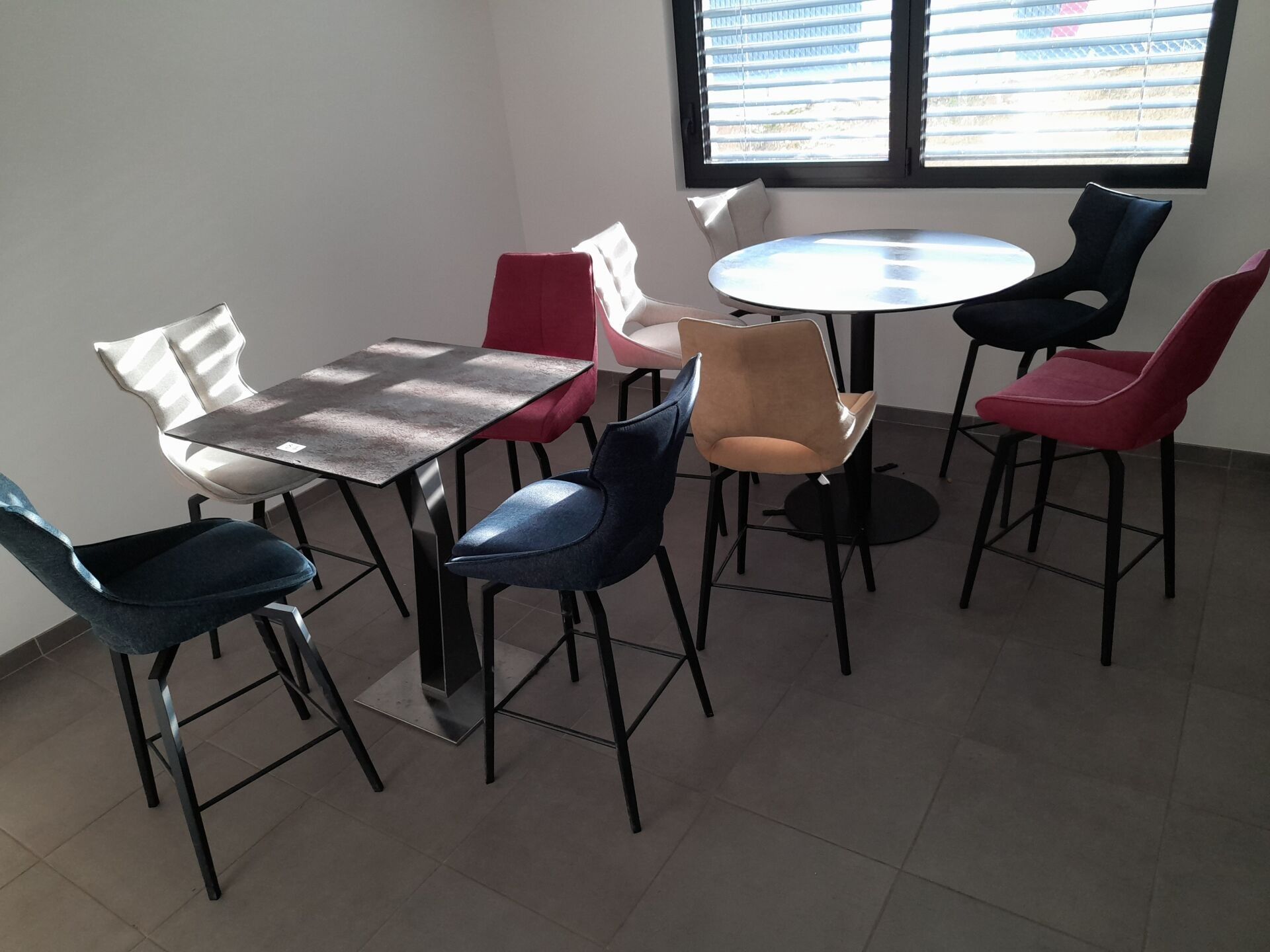 Table ronde « mange debout », table carrée « mange debout » …