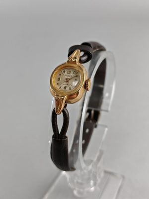 MONTRE bracelet de dame RADO en or jaune (750/°°°). 17 rubis…