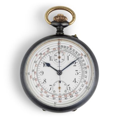 gros plan d'une montre de poche sur une surface blanche