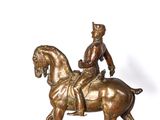 statue en bronze d'un homme à cheval sur fond blanc