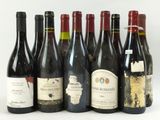 six bouteilles de vin sont alignées sur une surface blanche