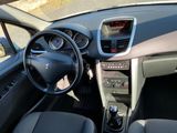 l'intérieur d'une voiture avec un volant et des commandes sur le tableau de bord