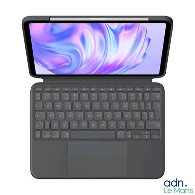 un gros plan d'un ordinateur portable sur lequel est posé un clavier