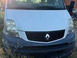 une camionnette blanche garée dans l'herbe
