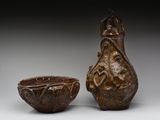 deux vases marron posés l'un à côté de l'autre sur une table