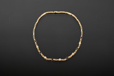 Collier or jaune 750/1000ème à maille géométrique légèrement…