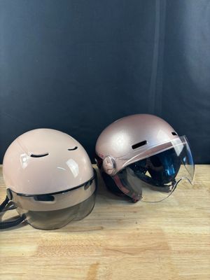 casques, l’un Casr rose taille L et l’autre cosmo conn…