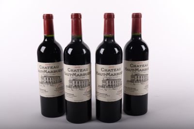 trois bouteilles de vin rouge posées côte à côte sur une table