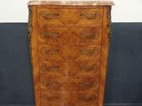 une vieille commode en bois avec un plateau en marbre