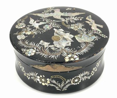 une image représentant une boîte noire et dorée ornée d'oiseaux et de fleurs
