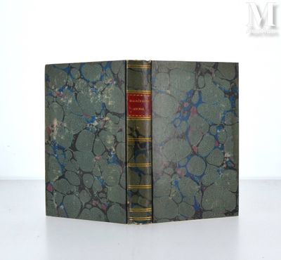 un livre posé sur une table