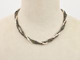 gros plan d'un collier sur un mannequin mannequin mannequin mannequin mannequin mannequin mannequin mannequin mannequin