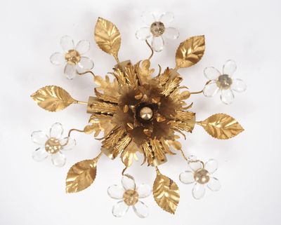 une fleur dorée avec des feuilles, sur un fond blanc