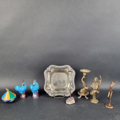 un ensemble de petites figurines en métal et un plateau en argent