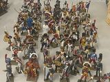 un grand nombre de figurines posées sur une table