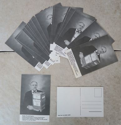 plusieurs photos en noir et blanc d'un homme en costume-cravate et un tas de cartes postales