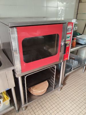 une photo d'une cuisine professionnelle avec un micro-ondes rouge