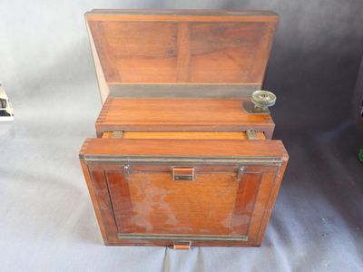 une petite boîte en bois ouverte, posée sur une table