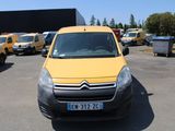 une camionnette jaune garée sur un parking à côté d'autres voitures