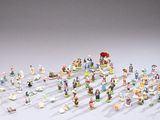 de nombreuses petites figurines représentant des personnes debout sur une surface blanche