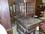 une chaise en bois qui se trouve au milieu d'une pièce