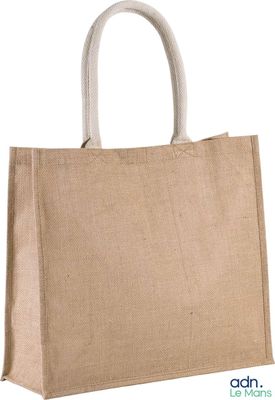 un gros plan d'un sac en jute sur fond blanc
