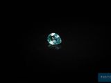 un diamant bleu dans l'obscurité