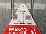 une pancarte sur la porte d'un immeuble où l'on peut lire « Frano Betge »