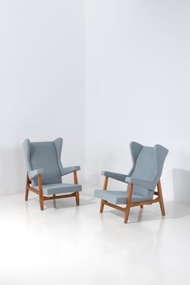 deux chaises bleues dans une pièce blanche avec un mur blanc