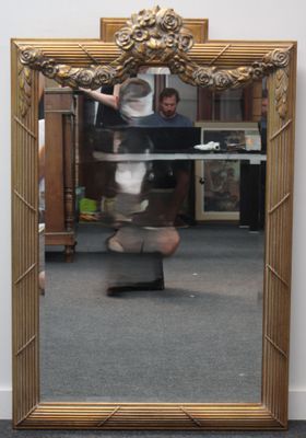 un homme faisant du skateboard devant un miroir