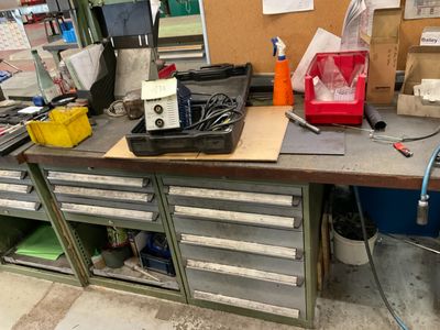 un établi sur lequel sont posés de nombreux outils