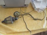 une lampe posée sur une table à côté d'une imprimante