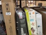 plusieurs boîtes d'appareils électroniques sur une étagère dans un magasin