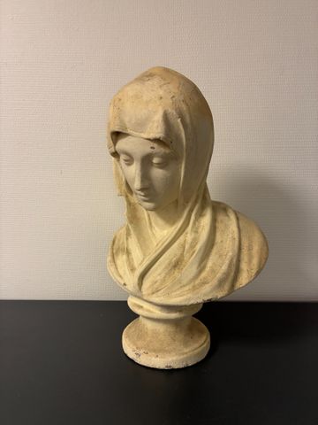 Buste de vierge en plâtre. 52 X 36 cm