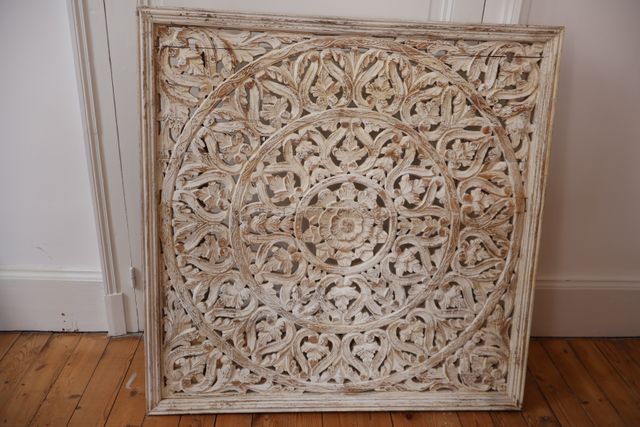 Mandala sculpté en bois, ajouré et laqué blanc cérusé.