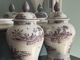 deux vases posés sur une table