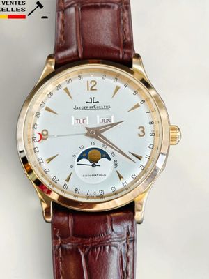 Gros plan sur une montre-bracelet à cadran blanc