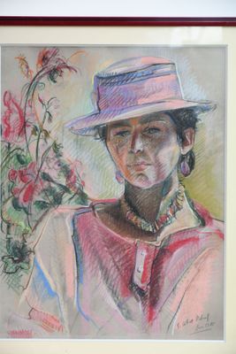 tableau représentant une femme portant un chapeau et un collier, avec des fleurs en arrière-plan