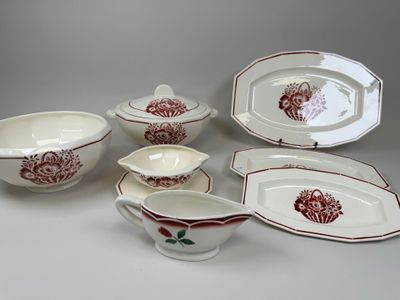 cinq types d'assiettes différents et un bol sur la table