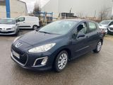 une voiture noire garée dans un parking à côté d'autres voitures