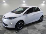 une photo d'une voiture blanche dans un showroom