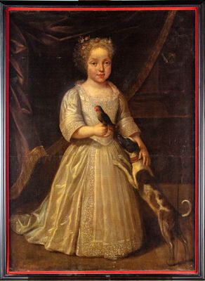 portrait d'une jeune fille en robe blanche tenant un oiseau et un chat