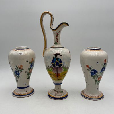 trois vases posés sur une surface blanche
