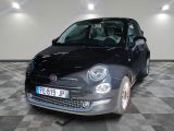 une voiture noire garée dans une pièce