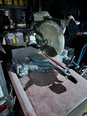 une photo d'un établi sur lequel est posée une scie circulaire